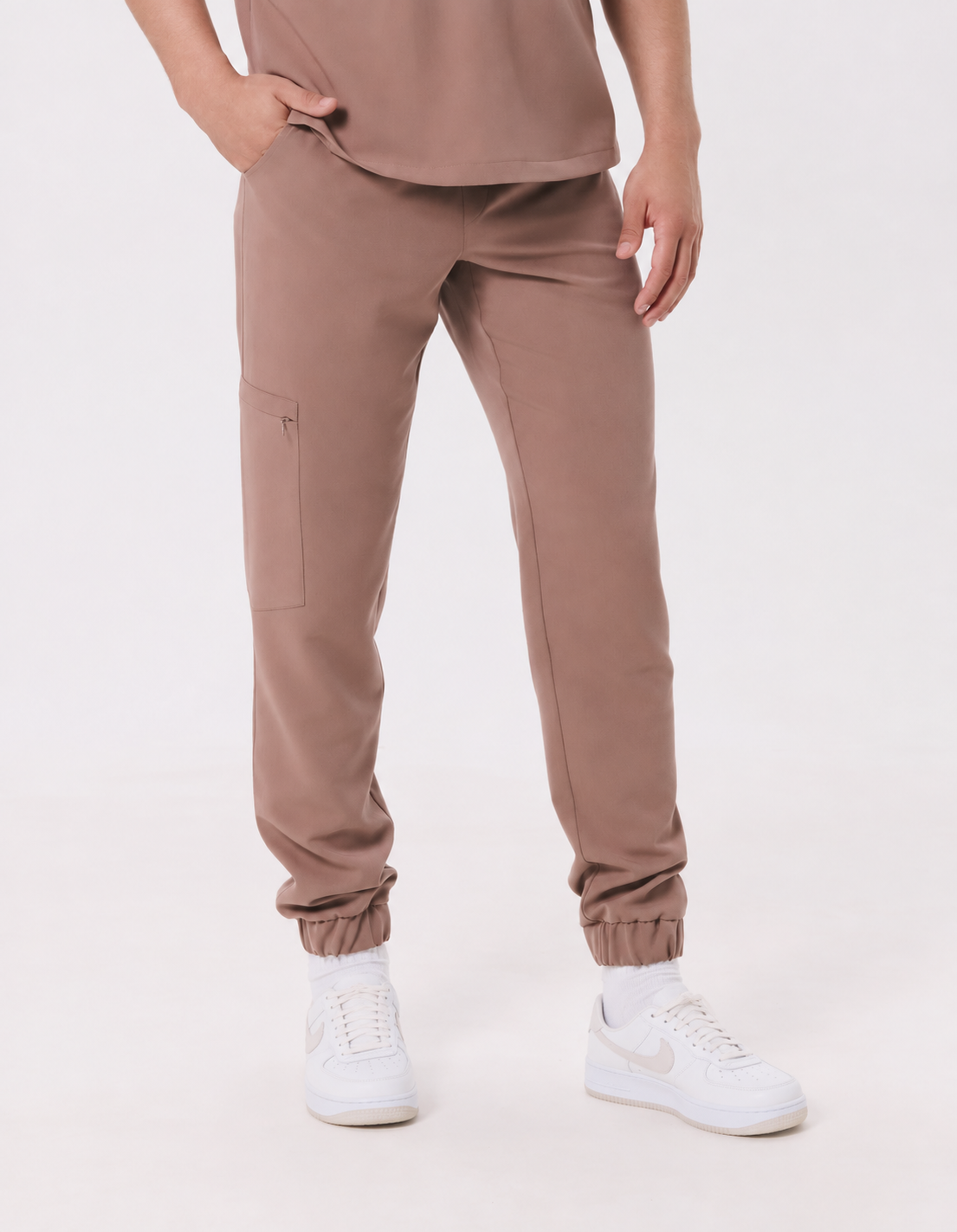 Pantalón médico de hombre jogger Leo, color almendra, frente