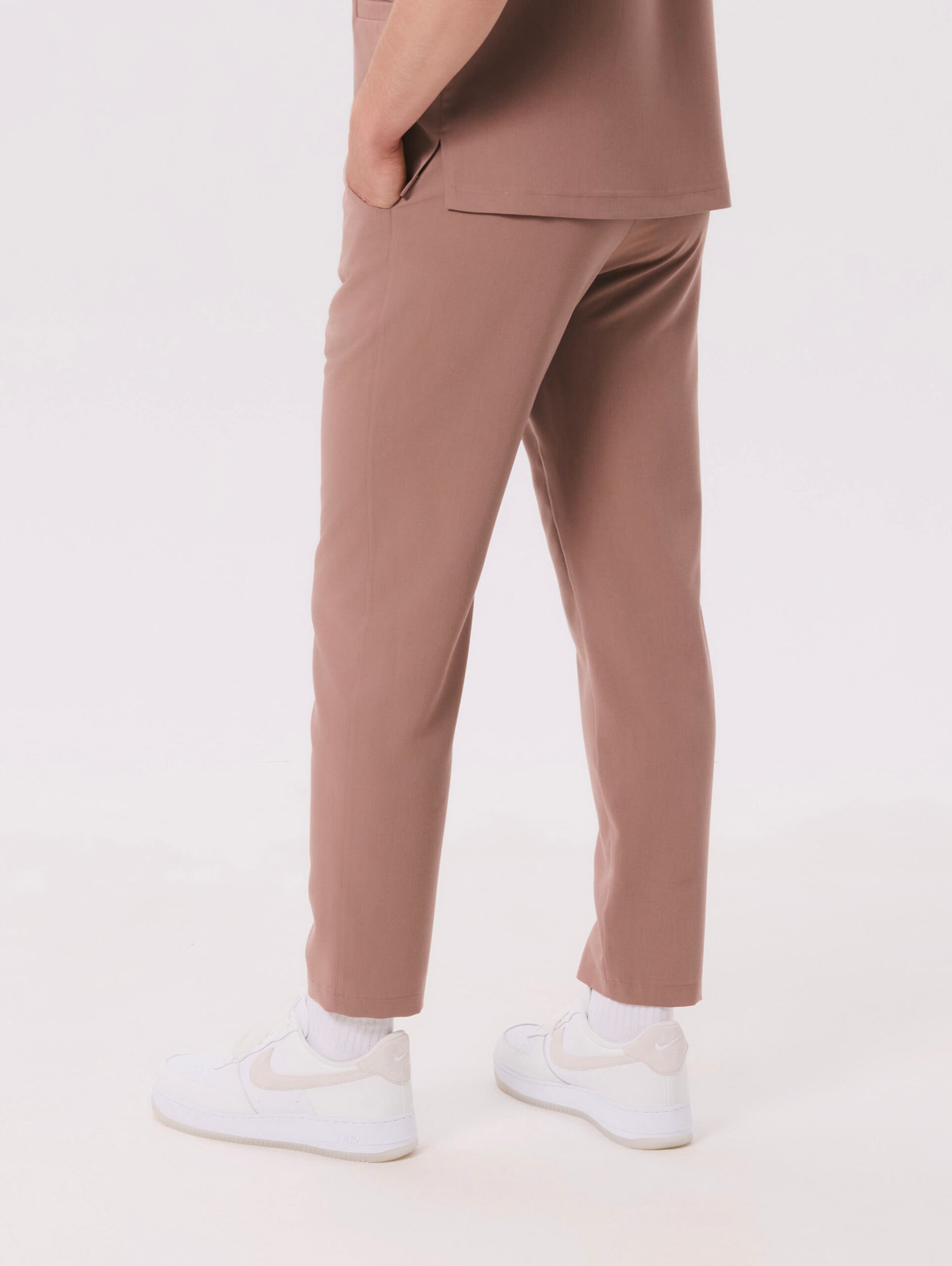 Pantalón médico de hombre recto Kai, color almendra, espalda