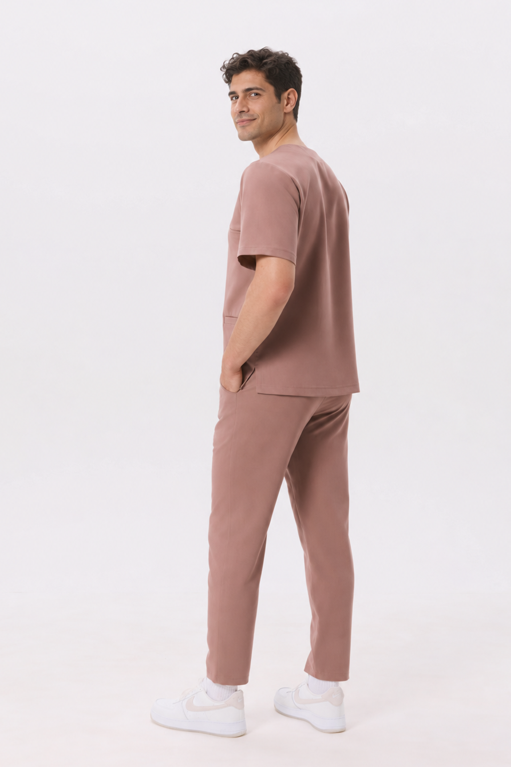 Pantalón médico de hombre recto Kai, color almendra, espalda