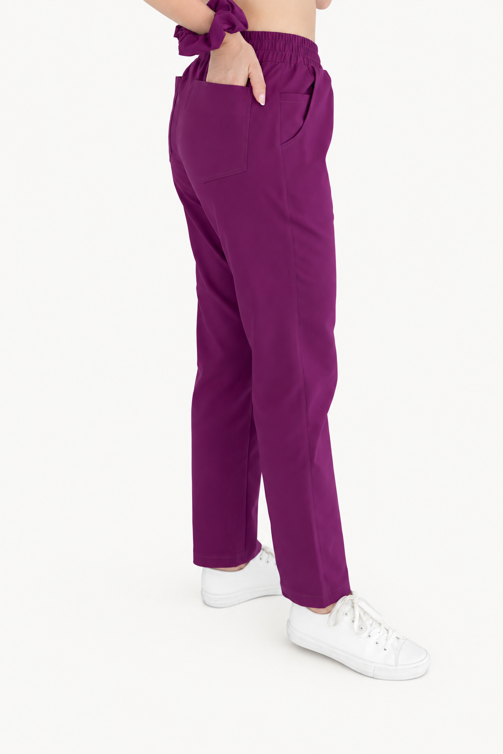 Pantalón médico de mujer recto Maya, color ciruela, lateral