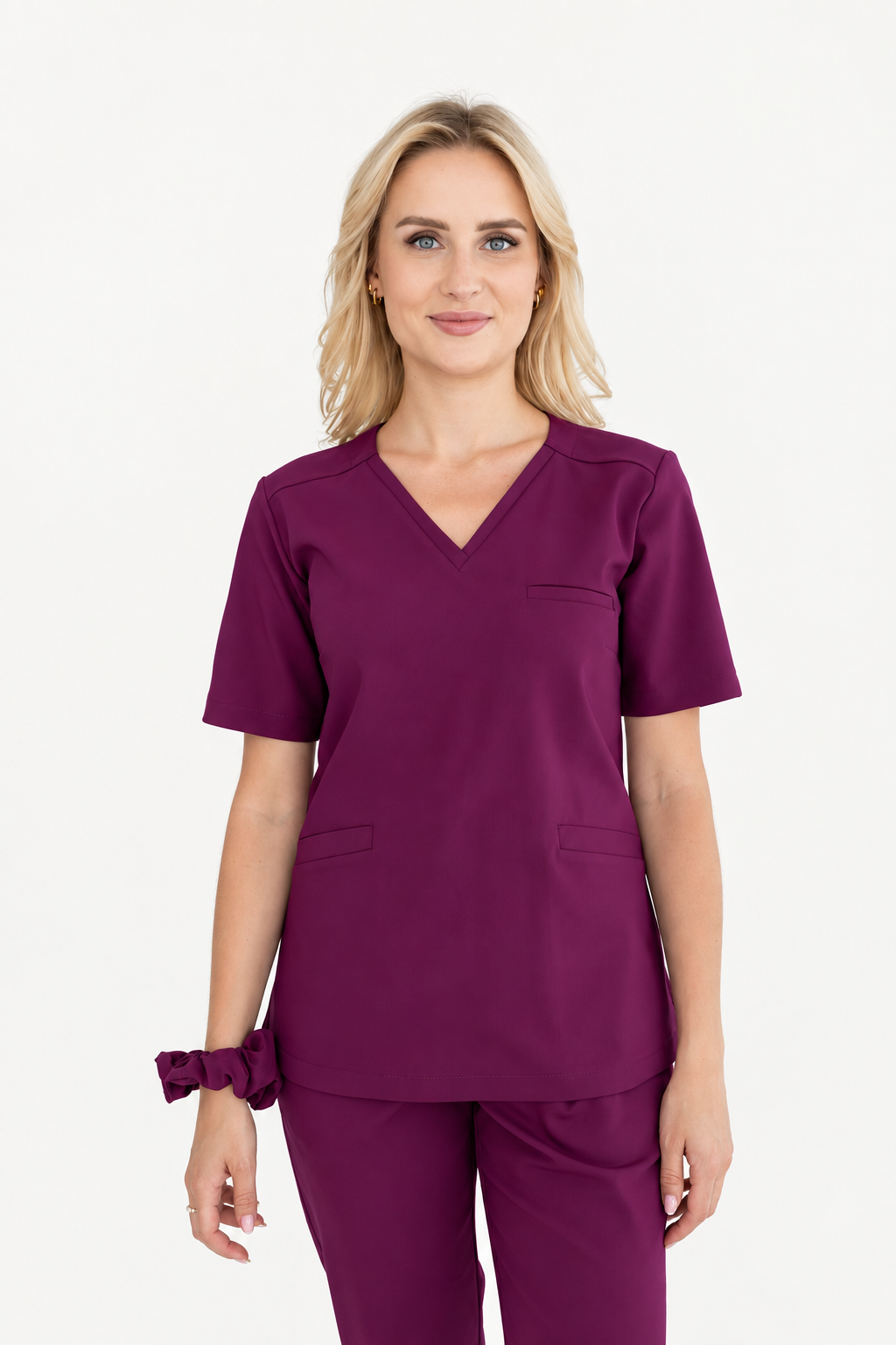 Blusa médica de mujer cuello en V Vera, color ciruela, frente