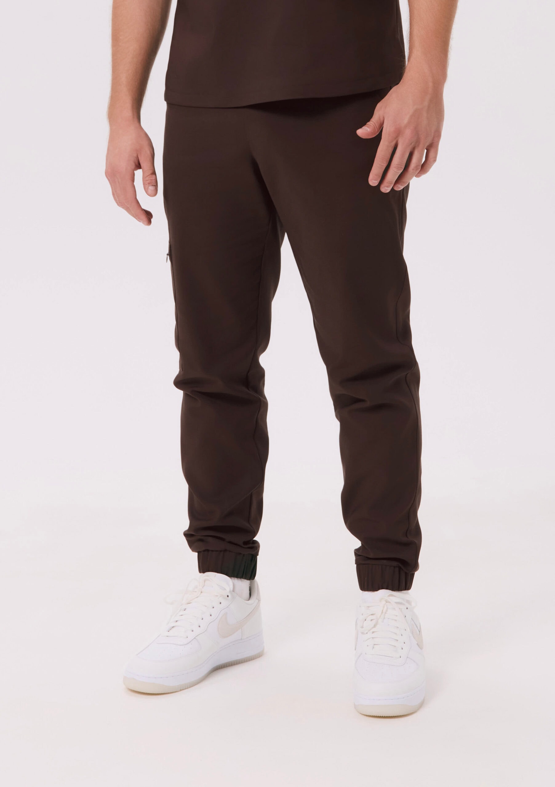 Pantalón médico de hombre jogger Theo, color chocolate oscuro, frente