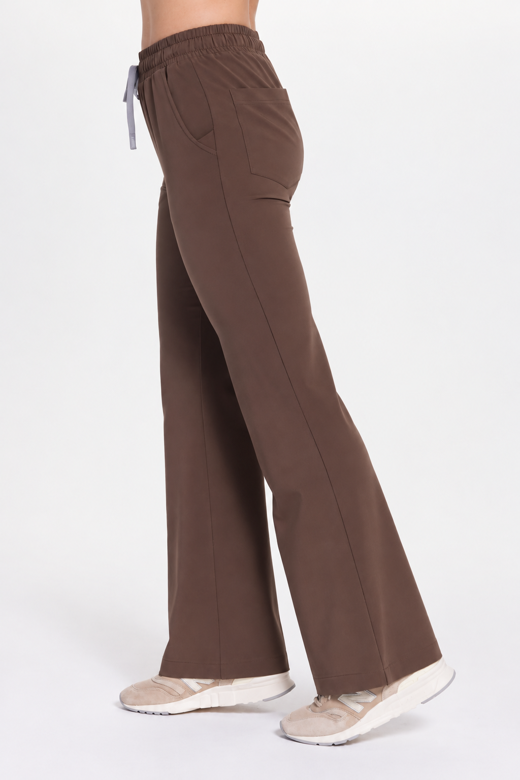 Pantalón médico de mujer campana Iris, color espresso, lateral