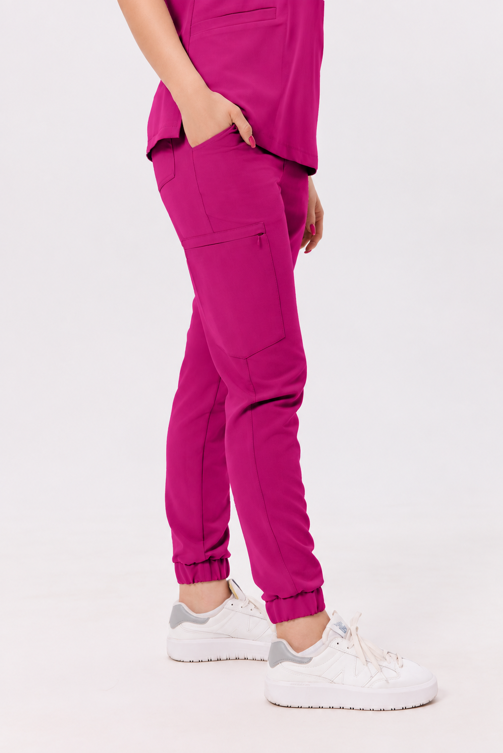 Pantalón médico de mujer jogger Luna, color amaranto, lateral