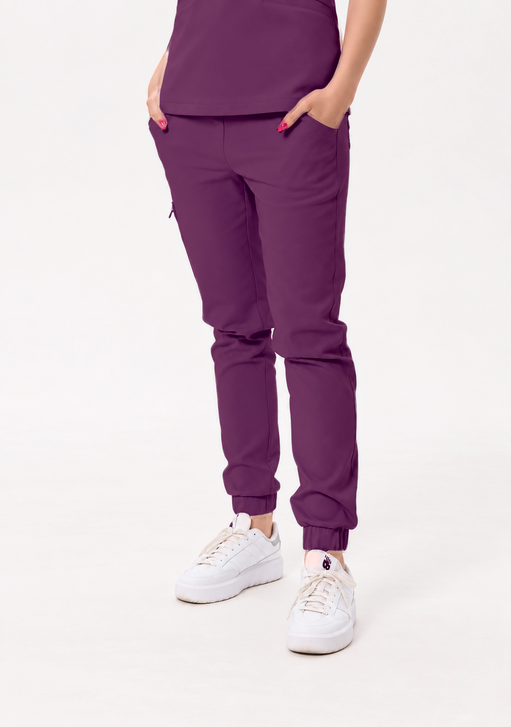 Pantalón médico de mujer jogger Sara, color ciruela, frente
