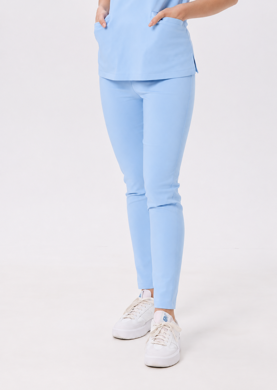 Pantalón médico de mujer skinny Ella, color azul pastel, frente