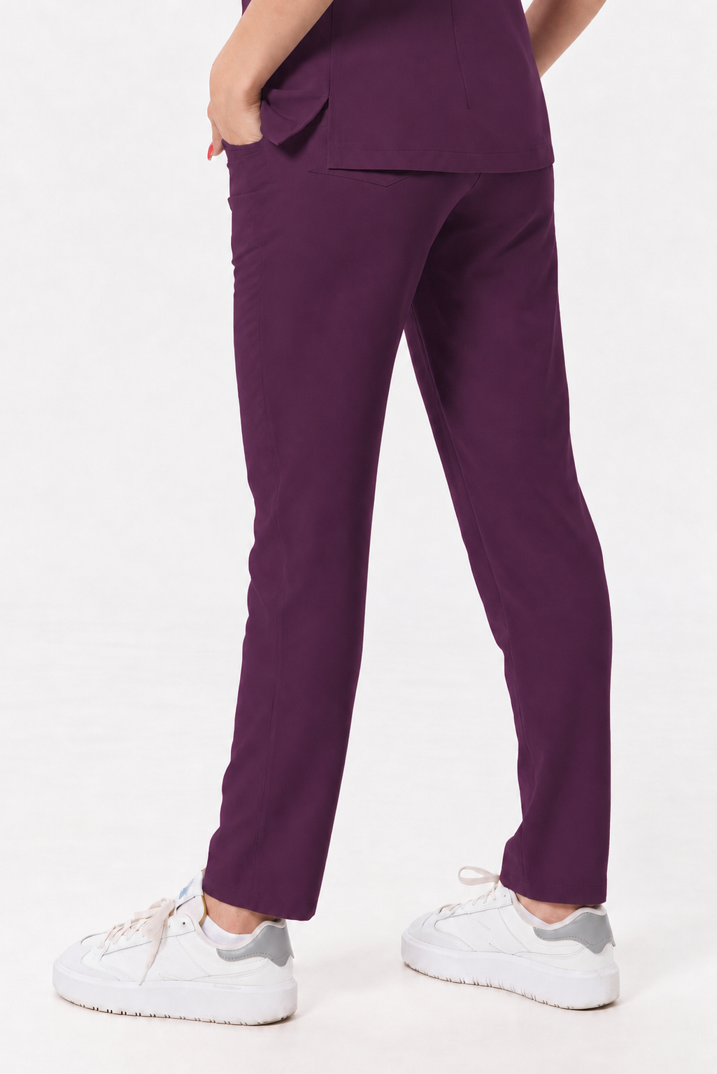 Pantalón médico de mujer recto Zara, color berenjena, lateral