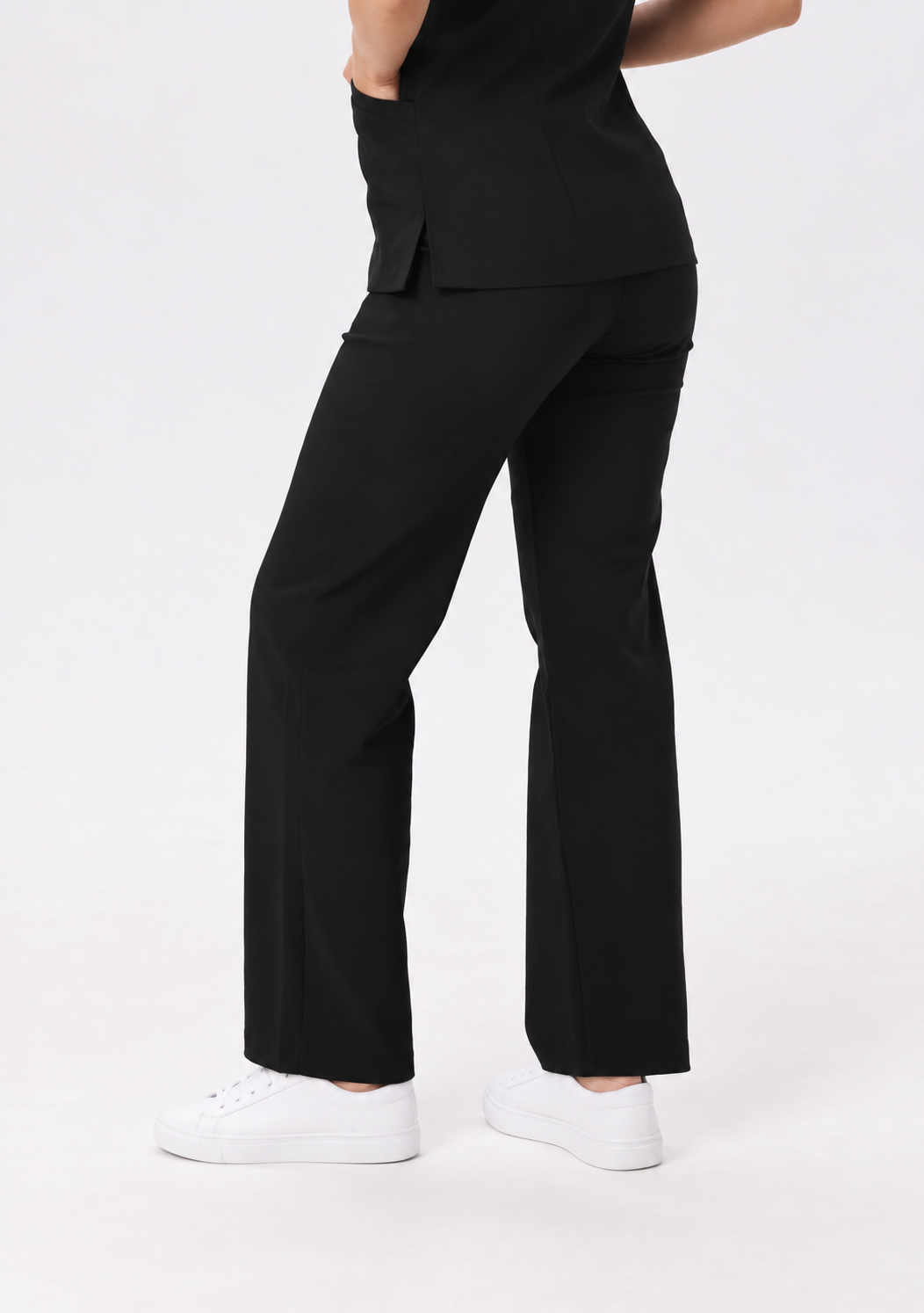 Pantalón médico de mujer bota ancha Kira, color negro, tres cuartos