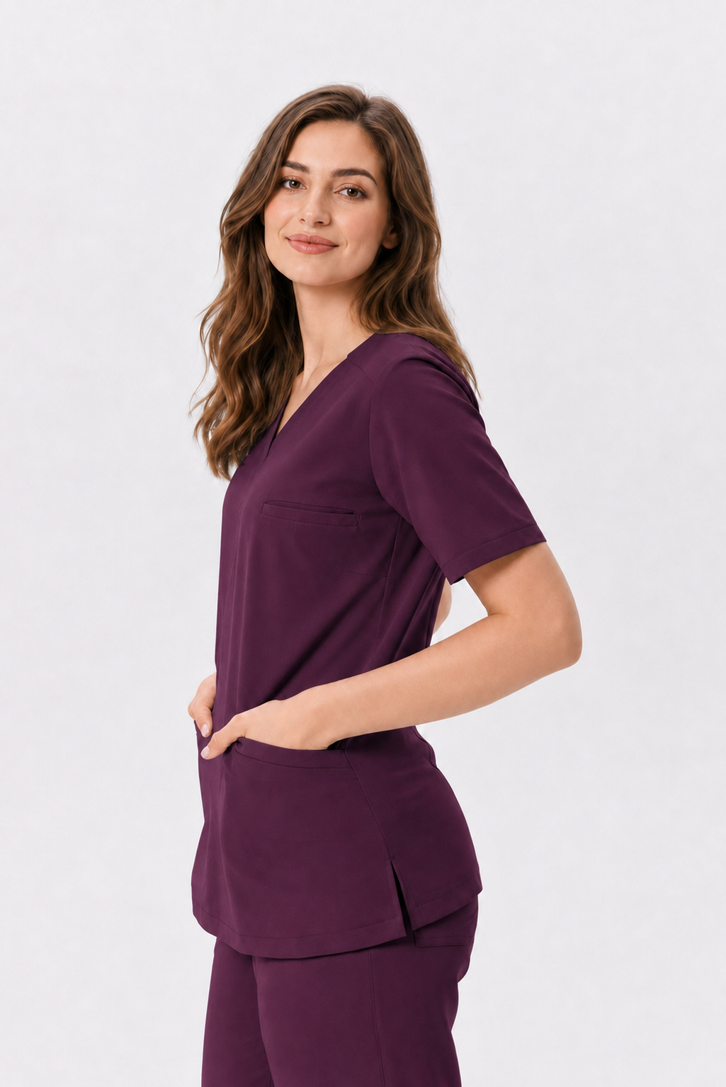 Blusa médica de mujer cuello en V Livia, color berenjena, tres cuartos